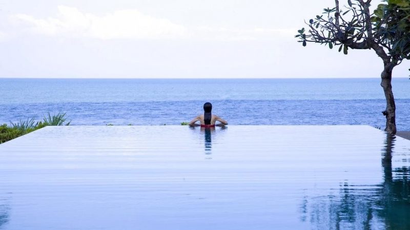 Infinity swimming pool overlooking the ocean