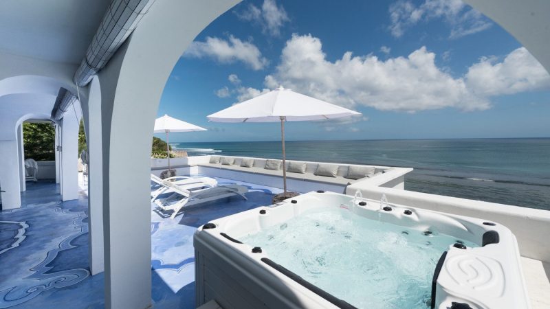 Unwind yourself in a very charming villa with stunning ocean views