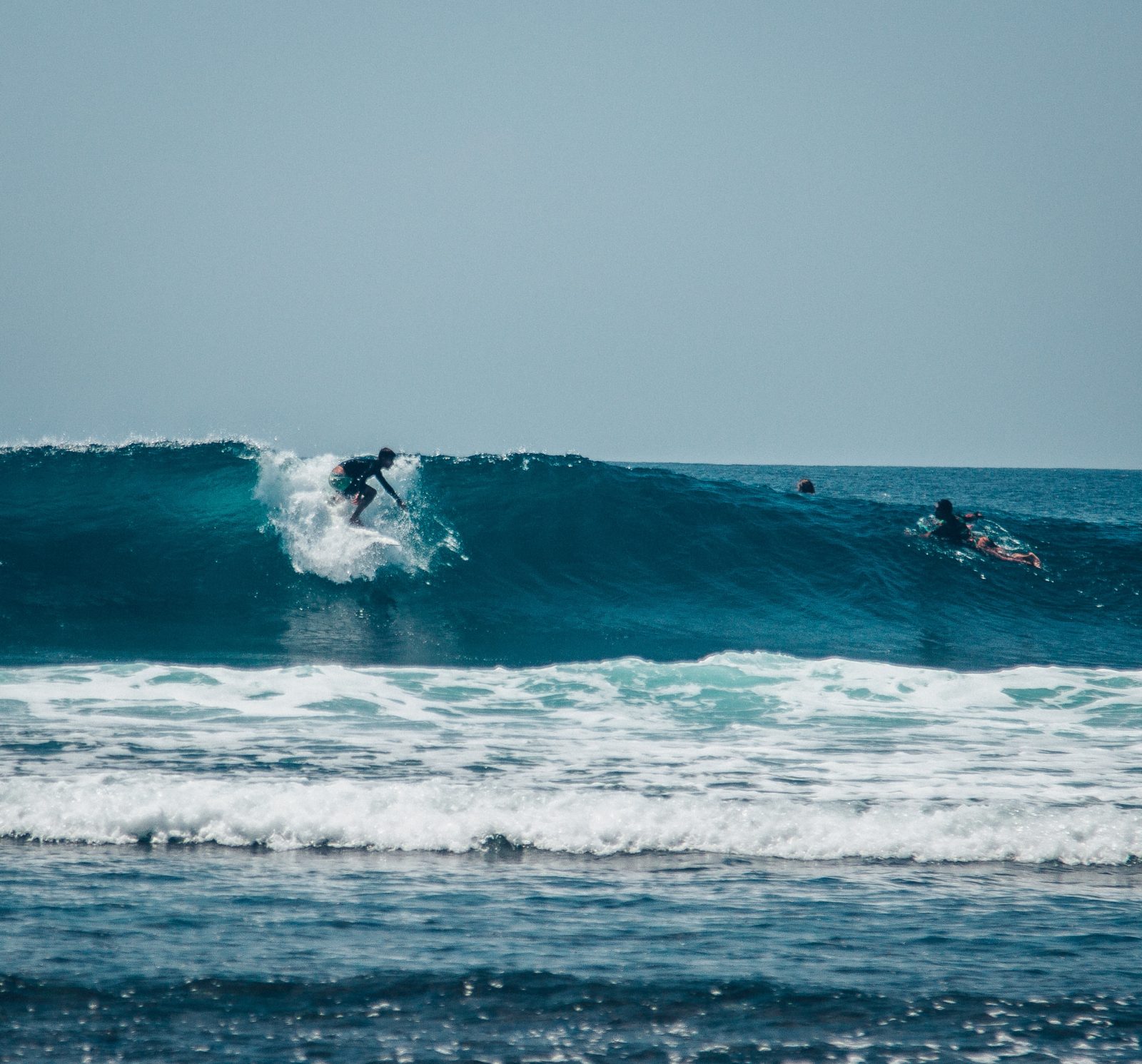 surfing in uluwatu: Uluwatu beach