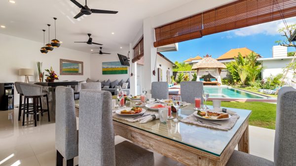 Breakfast with a view at Villa Hiburan 1
