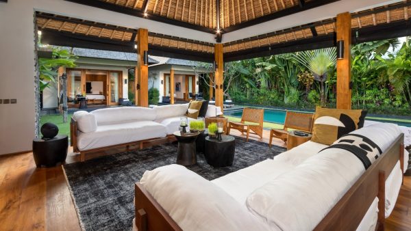 Hotel vs villa: Villa Wolfe