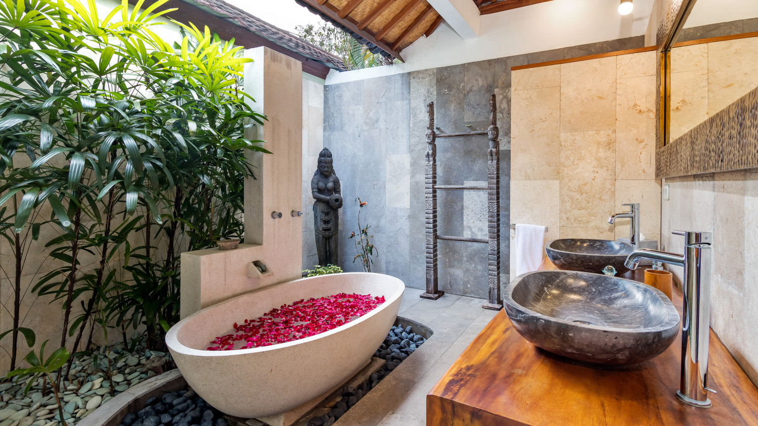 Flower bath in Villa Shantika