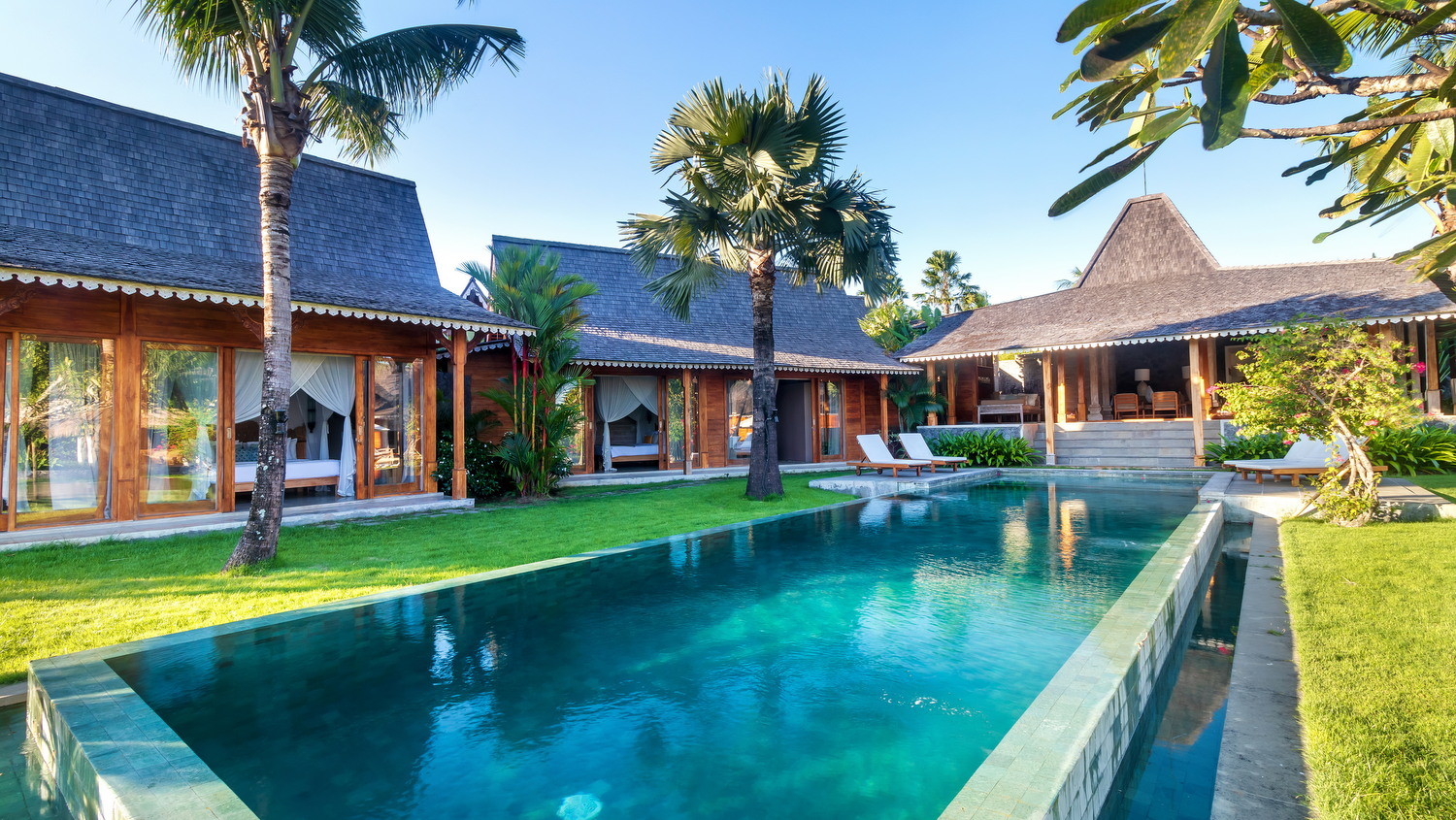 swimming pool in Villa Mannao